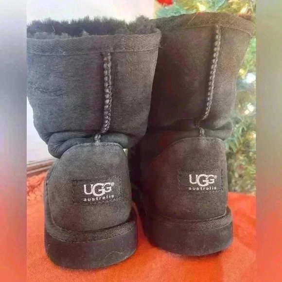 UGG boots - Picture 1 of 9
